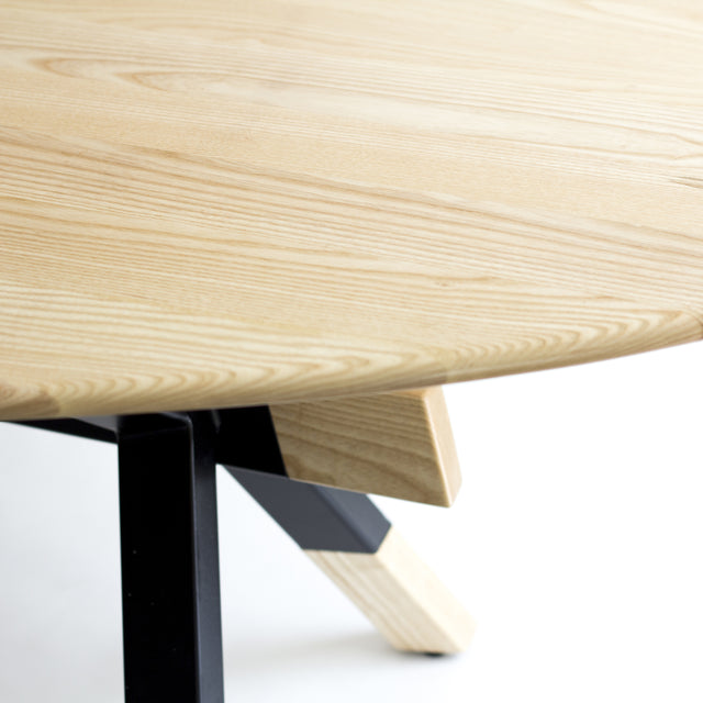 Mesa de comedor ovalada ideal para 6 a 8 personas con una estética modernista diseñada por Ricardo Rodríguez Elías.